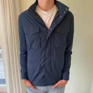 East West fieldjacka - Säljer denna marinblåa fieldjacka från East West. Nypris: 1800kr. Skick: 10/10 (oanvänd). Storlek M. Skriv om det finns frågor 🗣️✌️