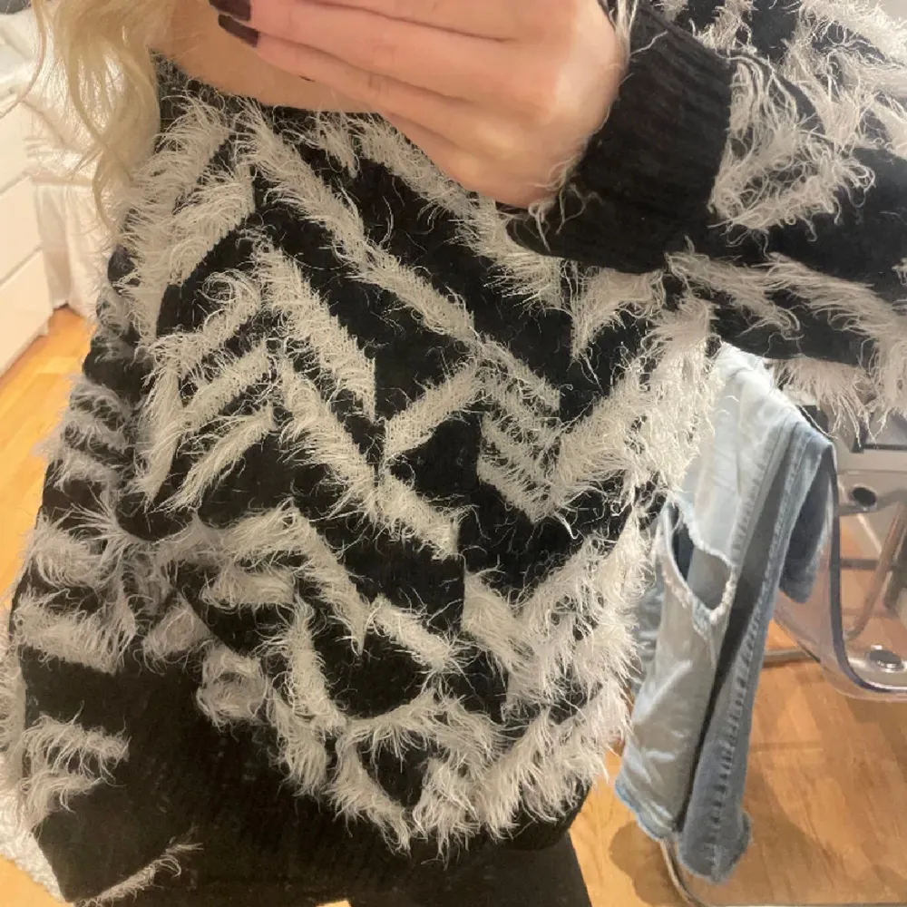 Säljer nu min favorit tröja med zebra mönster, så mysig nu till hösten och som ny🍂. Hoodies.