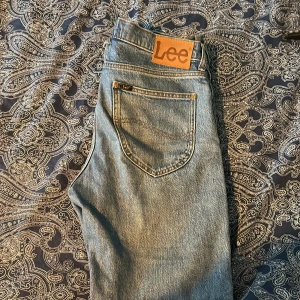 Lee jeans  -  Säljer på riktig bra jeans som jag har använt några gånger skick på den är tio av tio. Inga fel eller skador. Skriv till mig för mer information. Det ingår även ett bälte till dig som köper byxorna.