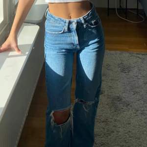 Säljer dessa jeans i storlek XXS men passar även XS och S, insydda. Fint skick. Säljs för 140kr+frakt. Vid intresse är det bara att höra av sig💕 