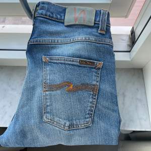 Feta Nudie jeans Grim Tim i storlek 30/32 Hör av er vid funderingar!