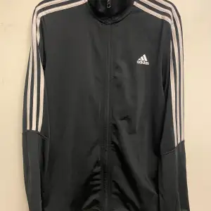 Fräsch adidas kofta i storlek S