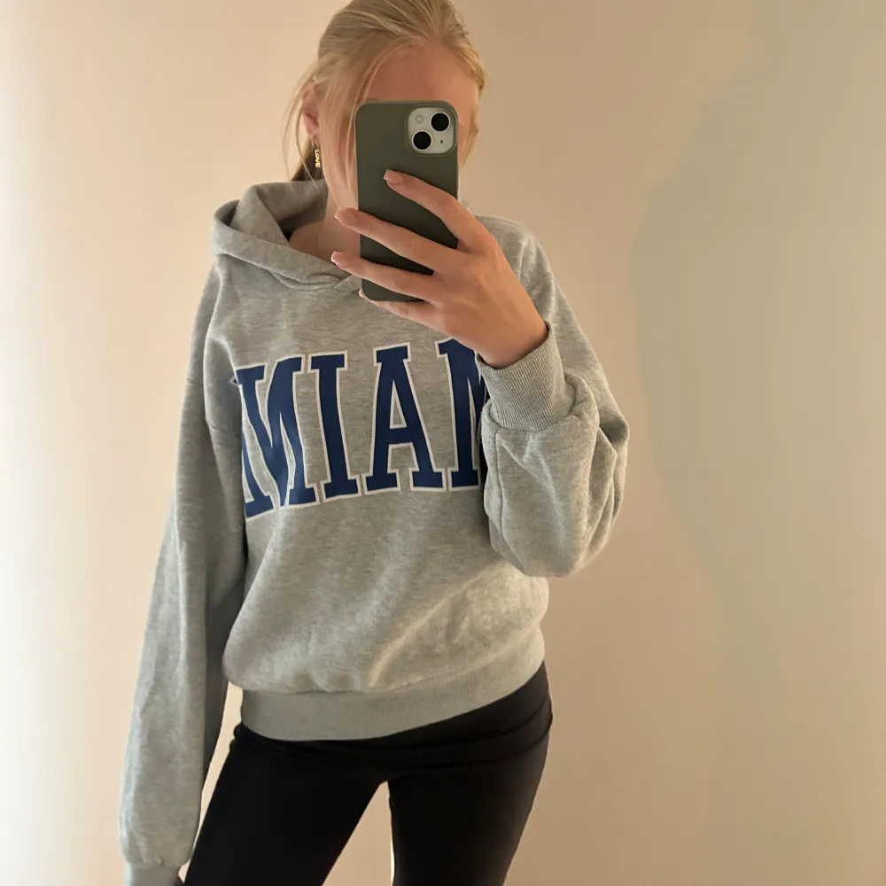 Grå hoodie med tryck på ifrån Gina tricot i storlek s. Hoodies.