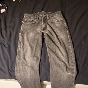 Vailent Jeans - Tja! Säljer ett par vailent jeans i storlek xs skicket är 6,5/10 det finns ett hål vid röven men för vissa kan det tyckas vara lite sexigt, priset är ej hugget i sten