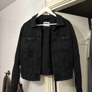 Jeansjacka  - Jeansjacka köpt från zalando. Kommer ej till användning löngre. Storlek M. 