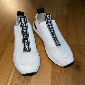 Michael kors skor - Säljer nu mina snygga Michael kors Bodie slip on skor. Använda en sommar, är i helt okej skick. Passar en storlek 38. Köptes för 1,600 kr