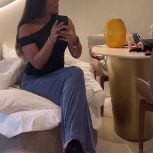 Lång kjol - Bekväm och fin kjol. Ca 95 cm lång. Skriv om fler bilder eller frågor!💗