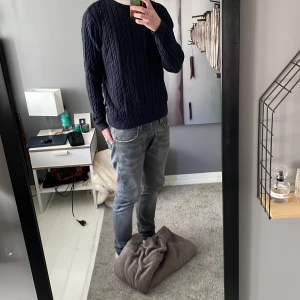 Stackad tröja  - Tja! Säljer denna fina stickade tröja från crw. Tröjan passar dig som är runt 180-185 då jag  på bilden är det. Vid snabb affär är priset ej hugg i Sten. Vid några som helst frågor kan ni kontakta mig.