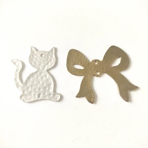 Metallhängen Katt & Rosett - Två metallhängen, en katt och en rosett. Perfekt för att skapa smycken eller andra kreativa projekt. Silver och guld färg