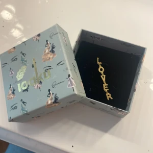 Ioaku örhänge - Såå fint örhänge från ioaku i nyskick💘💘 Lådan på första bilden medkommer💕men inte det lilla stoppet som ska sitta där bak, men man kan ta ett från ett annat örhänge👍 Hör av er vid frågor💘💘