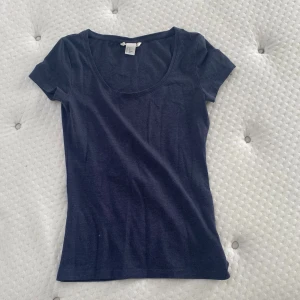 Urringad tshirt - Mörkblå thsirt från hm. Kontakat gärna för frågor, bilder och prisförslag🩷🩷