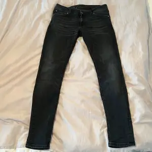 Säljer ett par Nudie Jeans med en fet wash! Jeansen är i ett mycket bra skick och har inga slitningar samt deffekter. Storlek W30 L32 slim fit. Hör gärna av er om frågor!