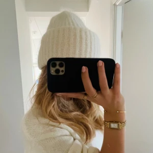 Mockberg klocka🤍 - Säljer min fina mockberg klocka då jag tyvärr tröttnat på den, sparsamt använd endast små inte ens synbara repor på baksidan! Klockan är justerad till min handled (15 cm) men bitarna finns kvar så går att sätta tillbaka💖