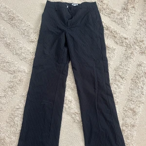 Kostymbyxor  - Raka kostymbyxor ifrån Madlady i storlek 36 Tall. Dom är midwaist och har vita ränder, fint skick🤩
