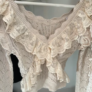 Långärmad volangtopp från zara💗 - Storlek s Använd 1 gång så jätte bra skick💗 