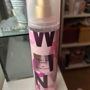 Säljer denna Arina Grande Sweet Like Candy bodymist då jag köpte parfymen istället. Bodymisten luktar exakt som parfymen fast inte lika starkt, och eftersom att det är en bodymist så håller den inte lika länge tyvärr. Nypris 184kr, säljer för 100kr