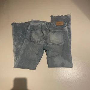 Tie dye jeans - Coola low waist bootcut jeans ifrån Gina tricot. Jag har blekt dom själv så det skulle bli tie dye.