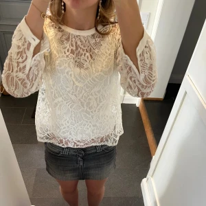 Vit spetströja - Vit spetströja från Stockhlm i storlek 36 som jag köpt här på plick! Bilder lånade från förra säljaren. Fint skick. Använd gärna köp nu!