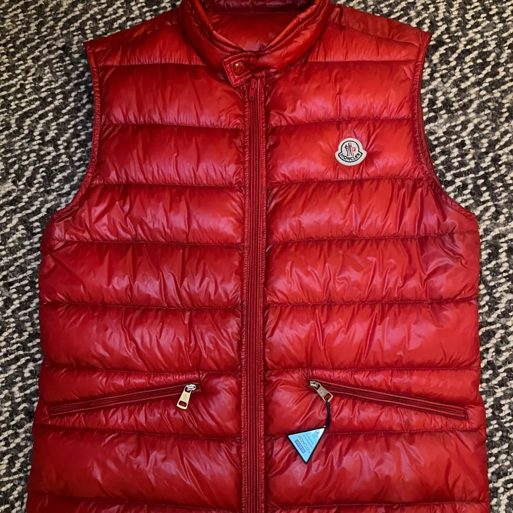 Säljer min Moncler Gui Väst pga har växt ut den. Den är bra skick. Modellen på bilden är 185cm.. Takit.