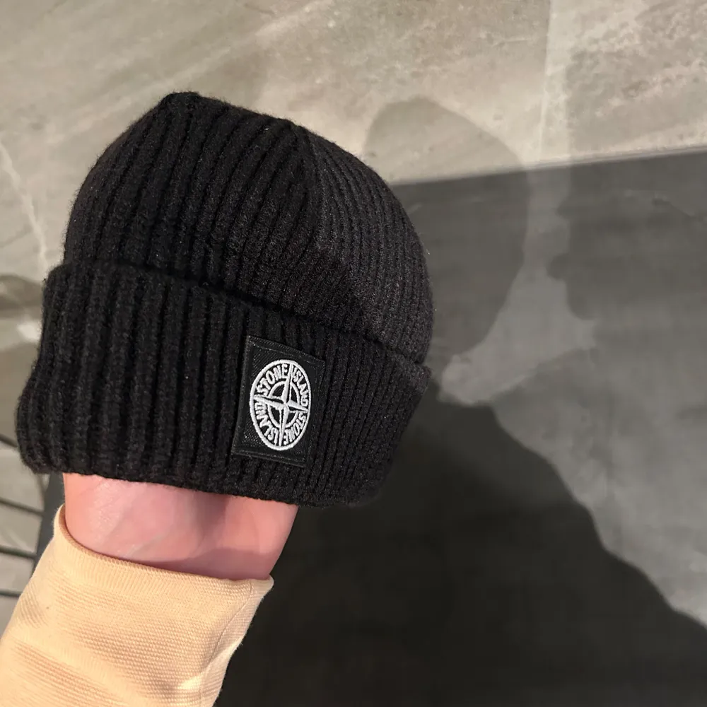 Helt nya stone Island mössa, endast använd i denna bild för att visa hur den sitter. Skriv vid frågor!. Accessoarer.