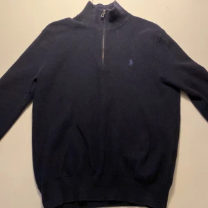 Ralph lauren tröja - Tröjan är i storlek S och är i väldigt bra skick. Jag har knappt använt den eftersom den är för liten för mig. Tröjan är gjord i bomull. Nypris 2000kr