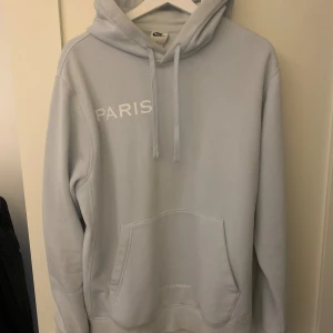 Nike x psg hoodie - Riktigt snygg och skön tröja Skick 9/10