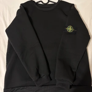 Stine Island sweatshirt - Stone Island sweatshirt nyskick. Använd 2 gånger nästan helt ny. Färg svart, storlek S/M. S för lite baggy fit. M för perfekt fit. Pris 700 kan gå ner vid seriösa snabba affärer. Haft flera nöjda kunder.