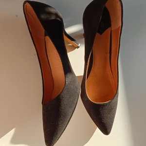 Svarta klackar - Snygga svarta klackar från H&M. Baksidan har små fläckar men inget som syns mycket Säljer för att jag har för många klackar 