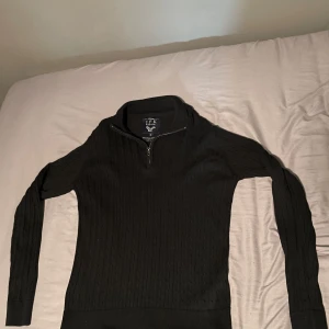 Stickad half-zip - Fräsch halfzip nästan aldrig använd. Tröjan är Slim fit i storlek L men sitter som en M. Inga defekter skick 10/10