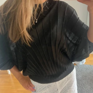 Glitter blus - Säljer denna fina glitter blus från Kappahl🙌🏼 den är sparsamt använd och i strl S, säljs för 199kr. Pris går att diskutera, använd ”köp nu”.🤩