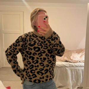 Leo stickad tröja  - Använd ett fåtal gånger  