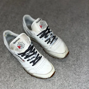 Reeboks - Riktigt feta Reebok skor väldigt unika! Passar storlek 43/42! Ser jätte hemlösa ut men är itne så använda! Tvär sköna och itne så slitna som de ser ut. Bara att de grovt ljus!