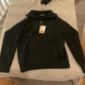 Stickad half zip  - Storlek M Inte använd alls lapp sitter kvar Säljer pga den är för stor Nypris 650kr