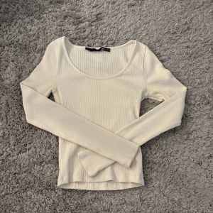 Vit tunn tröja - Använt några gånger bara  Inga hål