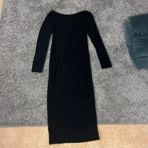 Svart långklänning från The Black Label Collection - Svart tight långklänning från Lager 157 med öppen rygg. Använd endast 2 gånger, nyskick💗Obs köparen står för frakten!!