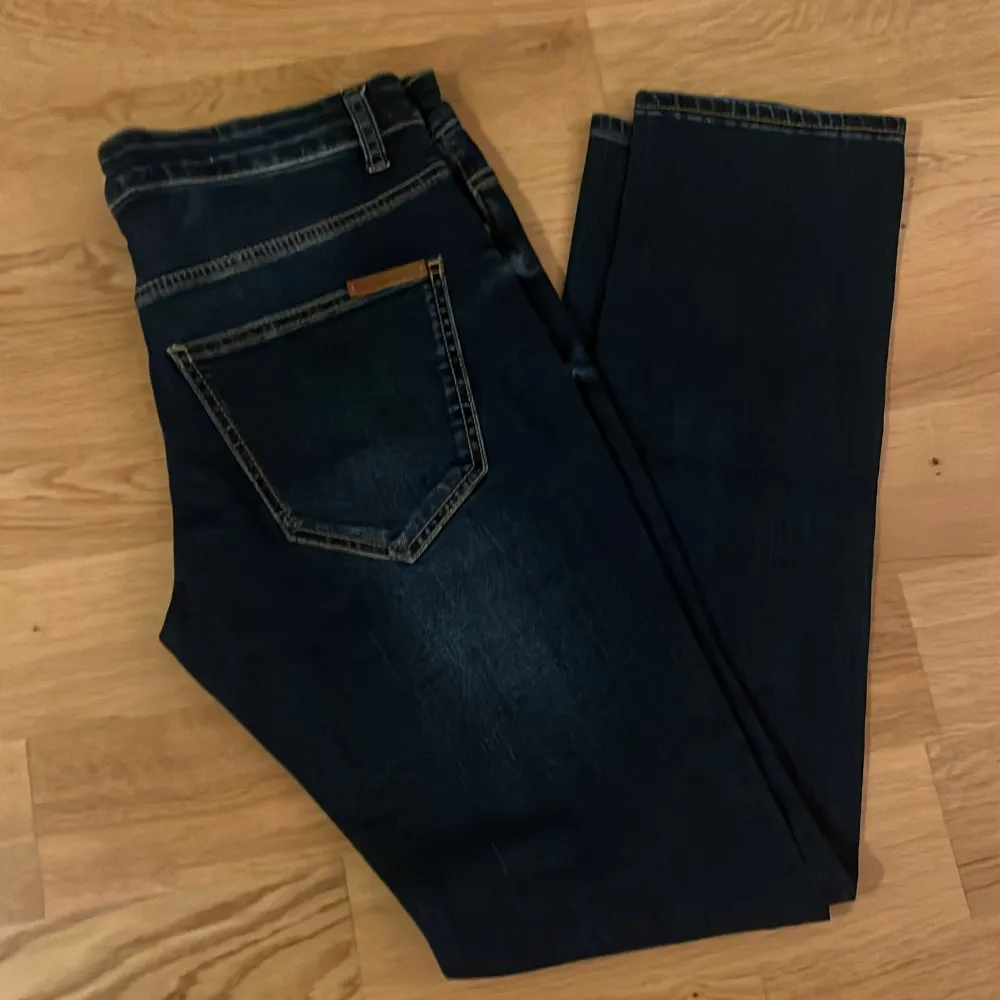 Stilrena mörkblåa jeans från dolce & gabbana i riktigt bra skick. Priset går att diskutera, skriv för fler bilder etc. . Jeans & Byxor.