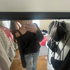 Stickad tröja - Jättesöt stickad, v ringad kofta från hm i bra skick! Nypris: runt 400kr❣️