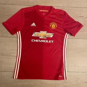 Man Utd 2016/17 hemmatröja🔥 Nr 11 Anthony Martial🔴🟡 - Manchester United 2016/17 Hemmatröja  Nr 11 Anthony Martial Strl S Tryck lite slitet Äkta