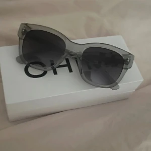 Chimi solglasögon  - Chimi solglasögon i modellen 07. Dem är endast använda 1 gång så det är som nya i skicket. I butik kostar dem 1250 och jag säljer dem för 700 kr!!<3