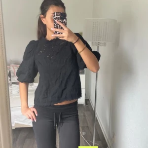 blus  - säljer denna tröja då den tyvärr va för liten! Bilder från förra ägare 💕