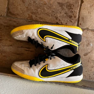 Futsal skor  - Säljer mina futsal skor i storlek 43 säljer pga att dom är för små köpta för 800kr lite skrinkliga men ingen annan defekt 7/10 skick