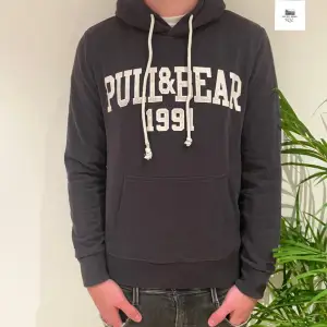 Pull & bear hoodie | Skick: 8/10 | Size - M | Pris - 349kr | Fraktar via postnord eller instabox på köparens bekostnad | Hör av dig vid minsta fråga eller fundering // RDL