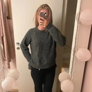 Stickad tröja  - Mörkgrå stixkad tröja från zara, jättegosig och fint skick💕