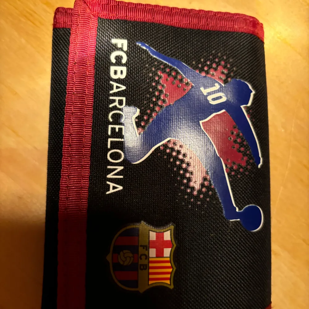 Säljer en FC Barcelona plånbok som legat undan oanvänd. Perfekt till den fotbollstokiga. . Accessoarer.