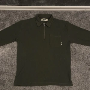 Grön woodbird zip-hoodie  - Riktigt fin grön woodbird tröja använd endast en gång SKICK10/10 Nypris 1099 mitt pris 300, inga defekter eller liknande, go för höst/ vinter. Pris inte hugget i stucket, kontakta för frågor!