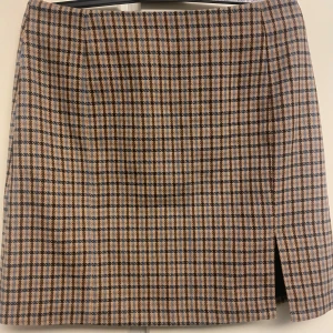 Kjol - Fin kjol med slits storlek 40