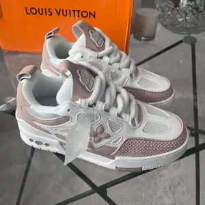 Superfina LV trainer sneakers i storlek 38 🌟 box, brev, kort och kvitto medföljer. Sänker priset tills någon köper ⚡️