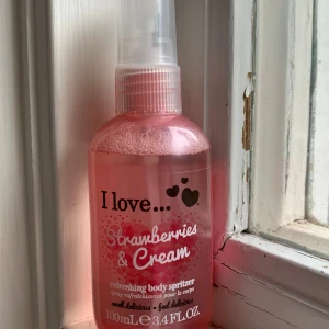 Bodymist - Body spritzer från ilove… 100 ml men knappast använd. Luktar gott och sött. Jordgubb, grädde och vanilj. 60kr vanligt pris men säker för 20kr