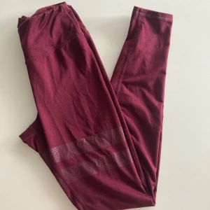 Träningstights Stronger  - Använda men i fint skick, kan vara lite noppriga i materialet. Vet inte vilken storlek det är då färgen har försvunnet på den texten, men antingen XS eller S och passar mig som pendlar mellan XS/S i träningstights!