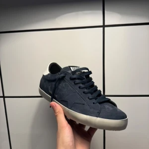 Golden goose - Hej! Säljer nu mina golden goose, köpta för 3500kr från Plick och känner inte att jag har nytta av dem längre så Säljer dem nu. Dem är i bra skick 8/10. Dem kommer med kvitto, bixen, dustbag osv.
